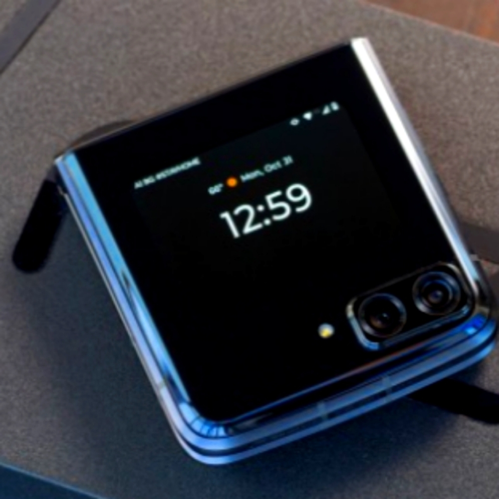 Motorola Razr 2022 Dual-SIM 256GB ROM + 8GB RAM Factory Unlocked 5G Smartphone